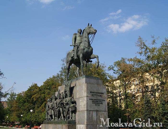 Памятник Кутузову на Кутузовском проспекте