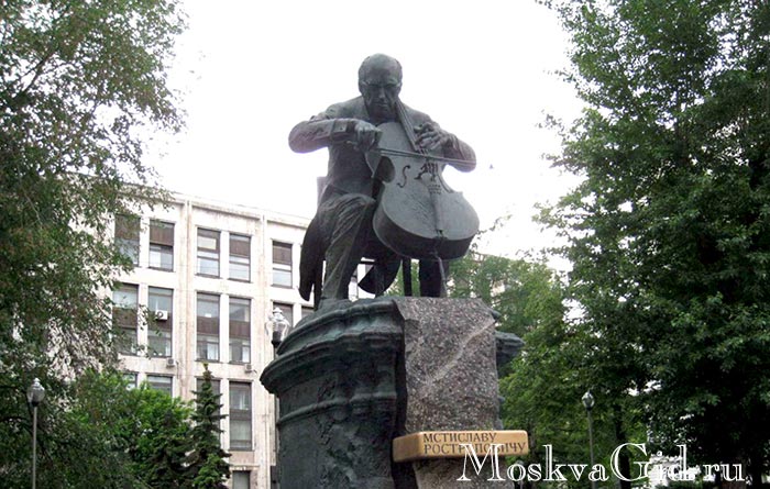 Памятник М. Л. Ростроповичу