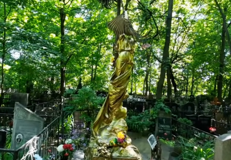 Кто похоронен из знаменитостей на Ваганьковском кладбище